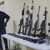 A Port-au-Prince, la violence des gangs fait rage. Sur cette image prise au quartier général de la police de la capitale haîtienne les forces de l'ordre exhibent des armes confisquées aux gangs. KEYSTONE/AP/Odelyn Joseph